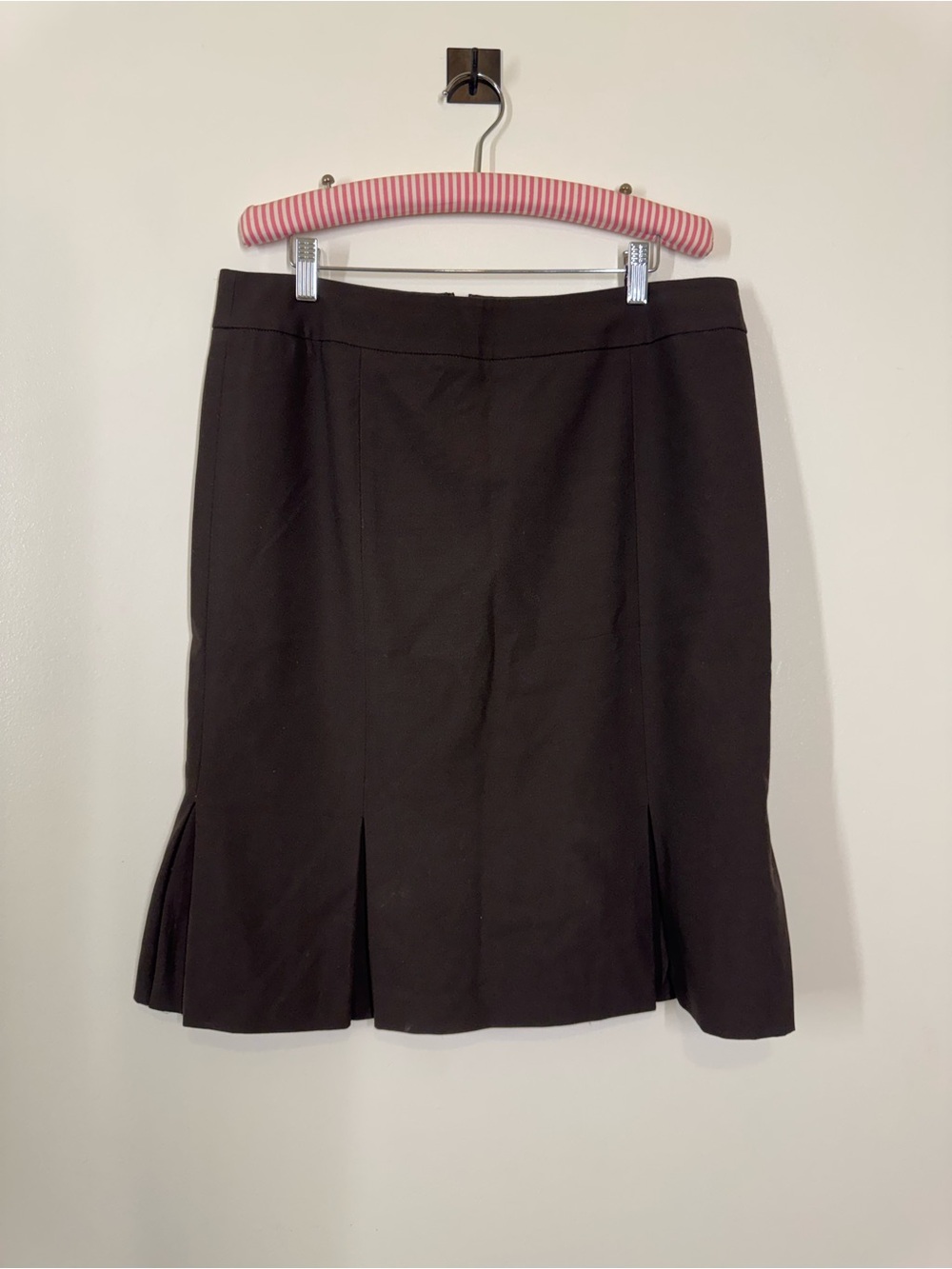 Talbots Classic Dark Brown Pleated Hem Women's Skirt Size 12 - Has Stretch